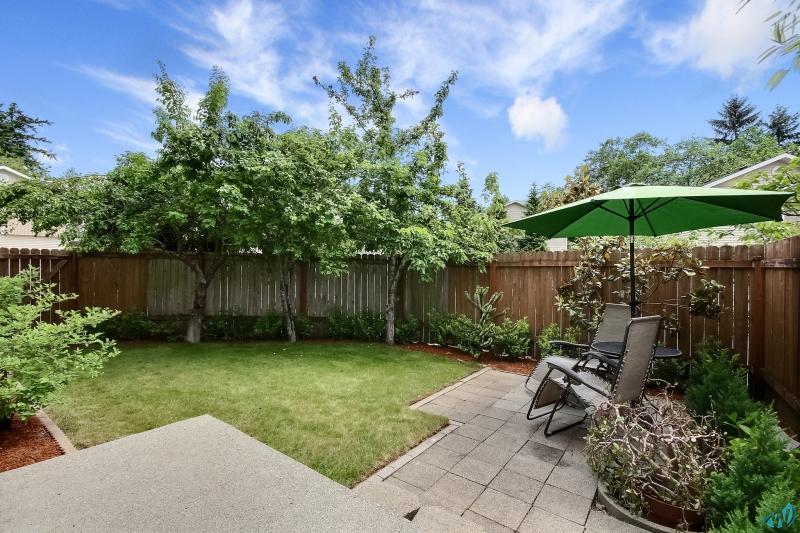 exposio_15_backyard_01_1221_142nd_st_s.jpg